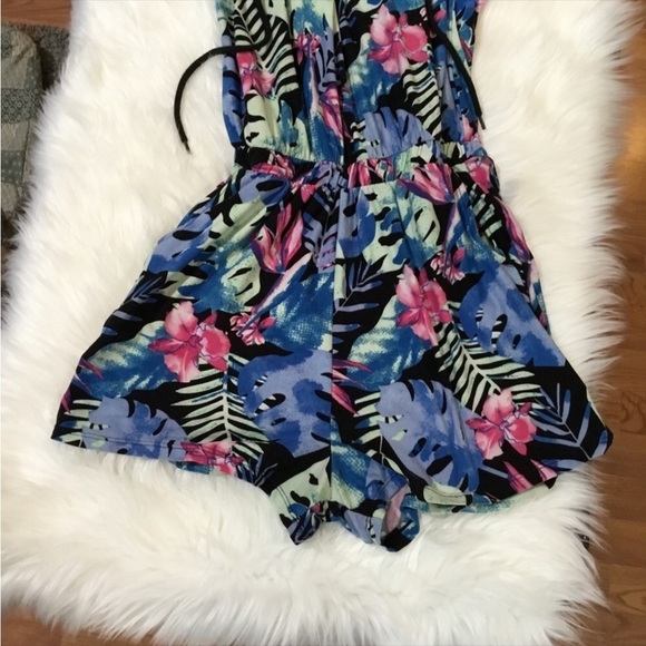 NO Boundaries Med (7-9) multi color  hooded romper
Lace tie front
Hooded - Picture 7 of 16